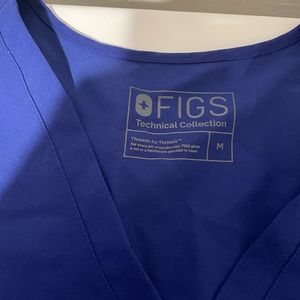 Figs medium scrub top
